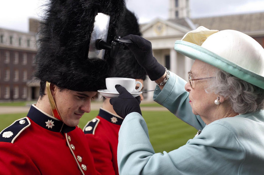 The british has. Лондон Букингемский дворец гвардейцы. Королевская гвардия Букингемского дворца. Шапка Элизабет министра Англии. Охрана королевы Англии.